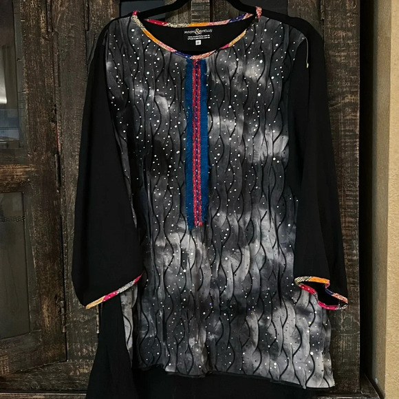 Tops - MAAHI & SHELLY NWOT Tunic Black Unique Size 20